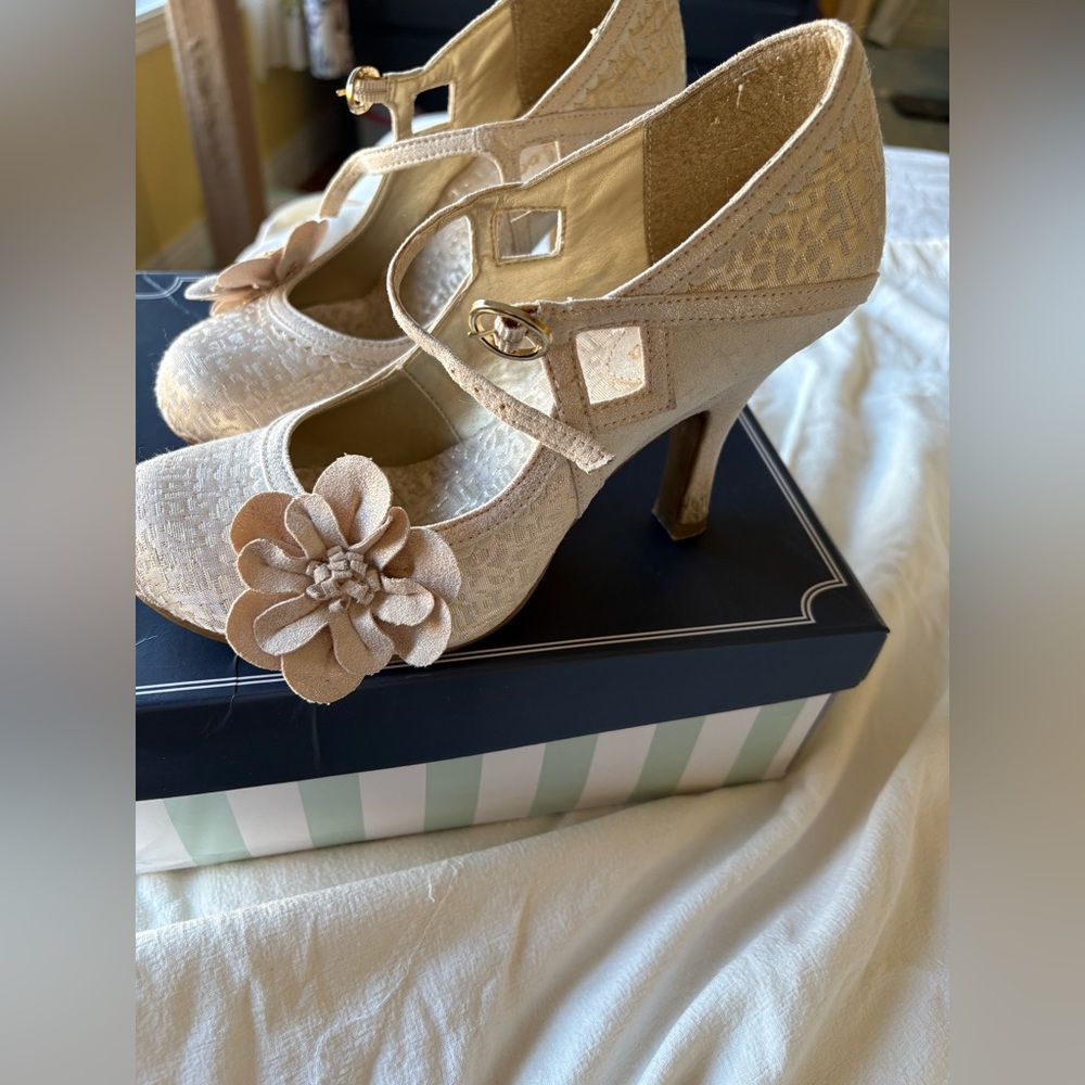 Ruby Shoo gold “Cindy” heel size 38. Good used condition.